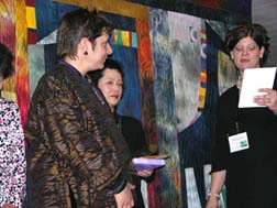 Robin Schwalb receives the Quilts Japan prize at QN.©Susan Shie 2005.