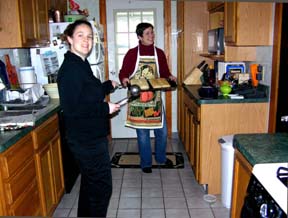 Gretchen and Kristi cooking T Day dinner.©Susan Shie 2004.